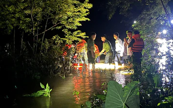 Bộ đội, công an căng dây đưa người phụ nữ vượt lũ đi cấp cứu trong đêm ở Nghệ An