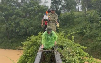 Thanh Hóa: Công an, nhân viên y tế vượt lũ đến tận nhà đỡ đẻ cho sản phụ