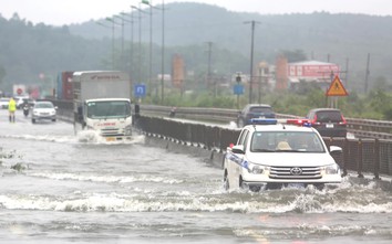 Cảnh sát giao thông Thanh Hóa lội nước phân luồng xe khi lũ thượng nguồn tràn về