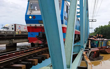 Khẩn trương đánh giá khả năng chịu lực cầu đường sắt Mỹ Chánh sau vụ 3 sà lan mắc kẹt