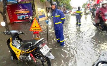 Mưa lớn, nhiều tuyến phố trung tâm Hải Phòng ngập cục bộ