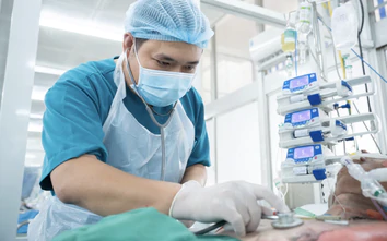 Nạn nhân vụ cháy nhà ở TP.HCM: Người bỏng nặng, người phải thở máy