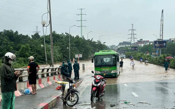 Hà Nội phân luồng tại loạt điểm ngập: Người dân đi thế nào cho thuận tiện?