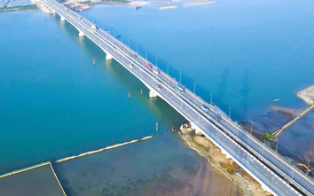 Quảng Trị: Thi công hạng mục thay gối cầu Gianh cũ, phương tiện lưu thông thế nào?