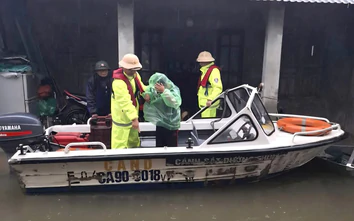 Ninh Bình: CSGT đường thủy hỗ trợ người dân di dời tài sản trong mưa lũ