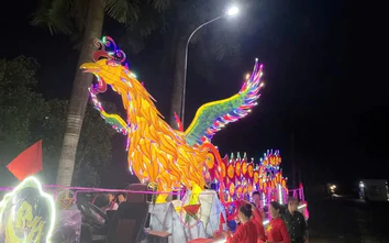 Mãn nhãn mô hình đèn Trung thu khổng lồ, lung linh trên đường phố Tuyên Quang