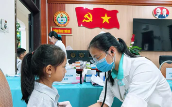 Những người làm báo ở Nghệ An mang Trung thu sớm cho trẻ em vùng sâu vùng xa