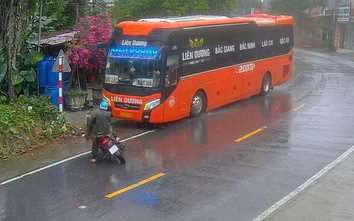 Thót tim xe khách đánh lái lao ra lề tránh xe máy lấn làn