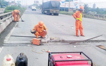 Kịp thời xử lý sự cố thanh sắt dài 3m nhô cao 25cm giữa mặt cầu Nước Trong trên QL51
