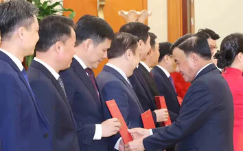 Hội nghị công bố 12 quyết định của Bộ Chính trị, Ban Bí thư về công tác cán bộ