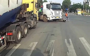 Dừng ngay trước đầu xe đầu kéo, người đi xe máy suýt mất mạng