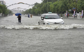Nghệ An: Mưa lớn kéo dài, hàng loạt tuyến đường tại các phường trung tâm ngập sâu