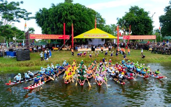 Người dân đội nắng cổ vũ giải đua ghe truyền thống trên sông Hương