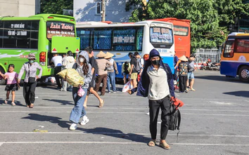 Hành lý chất đầy, người dân hối hả trở lại Thủ đô sau kỳ nghỉ Quốc khánh