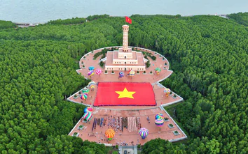 Lễ chào cờ đặc biệt ở Đất Mũi với lá cờ hơn 2.000m2 lập kỷ lục Việt Nam