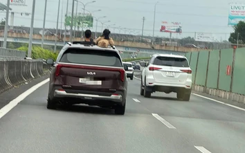 Nữ tài xế bị phạt vì để 2 trẻ thò đầu qua cửa sổ trời khi lưu thông trên cao tốc