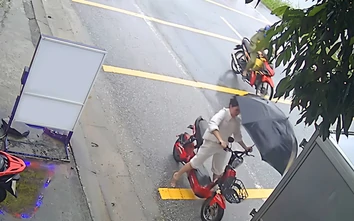 Cầm ô đi xe máy điện, cô gái lao thẳng vào đuôi xe tải