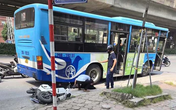 Tai nạn giao thông 21/9: Cô gái bị dập nát tay sau va chạm với xe buýt ở Hà Nội