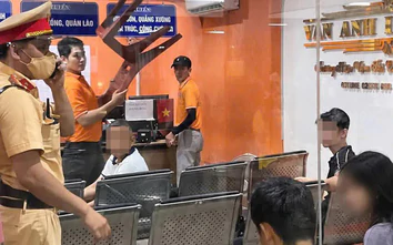 Hà Nội: CSGT truy vết phương tiện, ngăn nữ sinh 16 tuổi đi xe taxi với người lạ