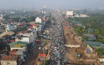 Hà Nội: Quốc lộ 6 ùn tắc nhiều km, người dân mệt mỏi quay đầu