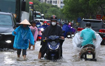 Đại lộ Thăng Long ngập sâu 1m, cấm phương tiện qua nhiều điểm