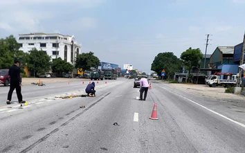 Đạp xe vác thang dài băng qua QL1, người đàn ông bị ô tô tông nguy kịch