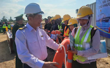 Tuyên truyền pháp luật ngay tại công trường thi công cảng biển Hà Tĩnh