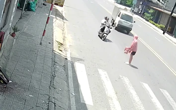 Khoảnh khắc xe máy lao nhanh, tông văng người đi bộ qua đường