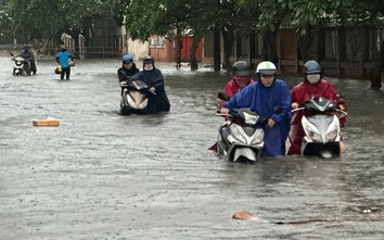 Đồng Nai: Mưa lớn từ chiều đến tối, người dân bì bõm lội nước về nhà