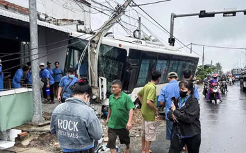 Xe đưa đón công nhân lao lên vỉa hè, tông gãy trụ điện ở Tây Ninh