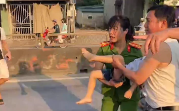 Cảnh sát cơ động kịp thời cứu sống bé trai 4 tuổi nguy kịch giữa đường
