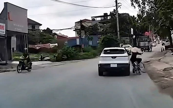 Vượt xe thiếu an toàn, ô tô húc ngã người đi xe đạp rồi bỏ đi