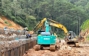 Nổ mìn phá đá, bạt núi khắc phục sạt lở trên quốc lộ 24 qua Quảng Ngãi