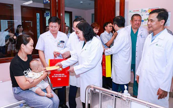 Chủ tịch MTTQ Việt Nam thăm, tặng quà Trung thu cho trẻ em tại Bệnh viện Nhi Trung ương