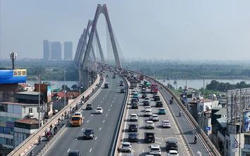 Hà Nội: Cầu Nhật Tân có thêm biển báo giữ khoảng cách an toàn, vạch kẻ chia cự ly
