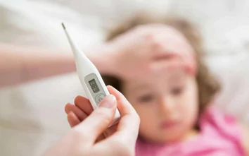 Nhiều trẻ suy hô hấp chỉ sau vài ngày ho, sốt, cha mẹ cần lưu ý điều gì?