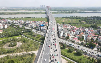 Cận cảnh cầu Nhật Tân: Xe đông, tài xế chậm lại để giữ khoảng cách