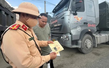 CSGT Phú Thọ tuyên truyền chở hàng đúng quy định cho lái xe tải