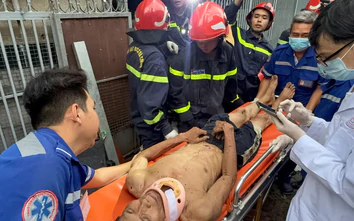 Sập gác nhà trong hẻm ở TP.HCM, 3 người mắc kẹt