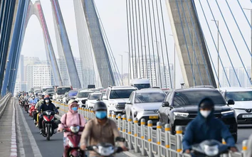 Hà Nội: Cầu Nhật Tân đông nghẹt sau khi tạm tháo biển báo khoảng cách