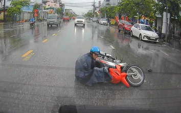 Một giây xao nhãng, người đi xe máy lao vào đuôi ô tô 