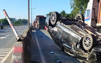 Ô tô con phơi bụng trên QL1A Đà Nẵng sau va chạm với xe đầu kéo