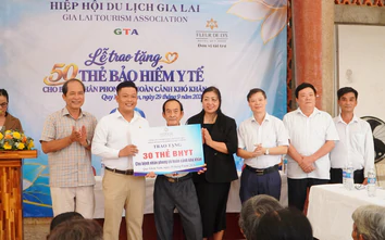 Gia Lai: Trao tặng thẻ BHYT cho bệnh nhân phong có hoàn cảnh khó khăn