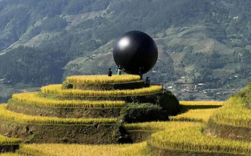 Địa phương thông tin việc đặt quả bóng màu đen giữa ruộng bậc thang Mù Cang Chải