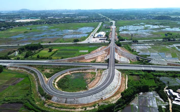 Cận cảnh nút giao nối Dung Quất với cao tốc Bắc - Nam trước giờ thông xe