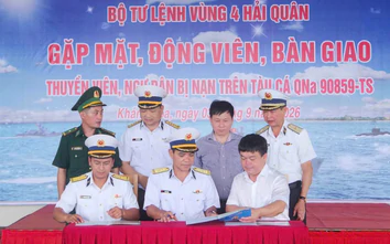 Khánh Hòa: Đưa 32 ngư dân gặp nạn trên biển về đất liền an toàn