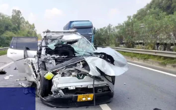 Tai nạn giao thông 30/9: Xe con tông đuôi xe đầu kéo trên cao tốc, một người bị thương