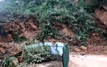 Sạt lở hơn 10.000m³ đất đá gây tắc quốc lộ 279 qua Lào Cai