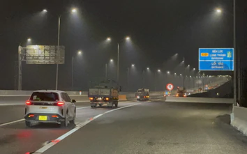 Dòng xe đầu tiên thông tuyến cao tốc Bến Lức - Long Thành từ miền Tây đến miền Đông