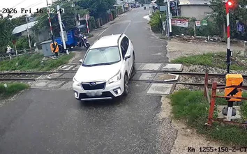 Khánh Hòa: Vượt đường ngang khi đèn đỏ bị camera ghi lại, tài xế ô tô lĩnh phạt